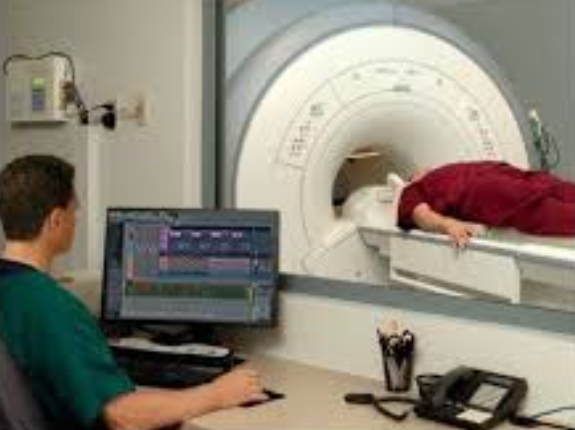 Kompuutertomograafi töötaja kasutamas FL Stuudiot Kompuutertomograafi arvutis