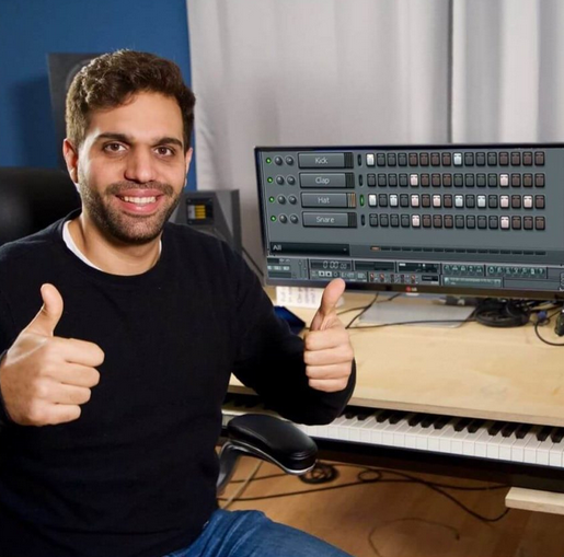 Raju FL Stuudio biit mille ees on püstiste pöialdega härrasmees